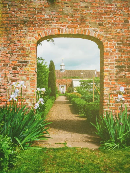Antico maniero e il suo giardino a York in Inghilterra Foto Stock Royalty Free