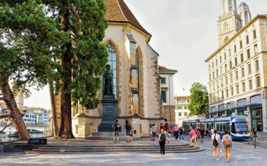 İnsanlar Wasserkirche ve Grossmunster kilise Zürih'te