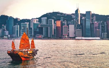 Gün batımında önemsiz tekne, Victoria Harbor, Hong Kong