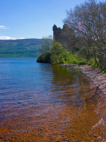 Loch Ness Gölü kıyısındaki kale harabeleri — Stok fotoğraf