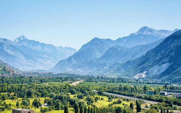 Sion Bernese Alpler ile dağlar Valais İsviçre manzara — Stok fotoğraf