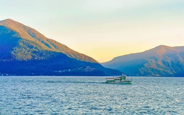 Transbordador de pasajeros en el muelle de Ascona Suiza CH — Foto de Stock