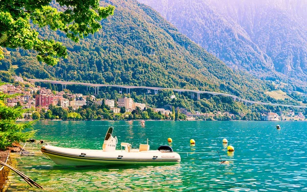 Plachetnice u Ženevského jezera léto Montreux — Stock fotografie