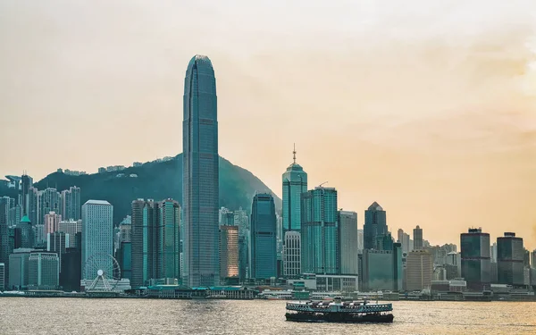 天星小轮在日落时的维多利亚港和香港天际线 — 图库照片
