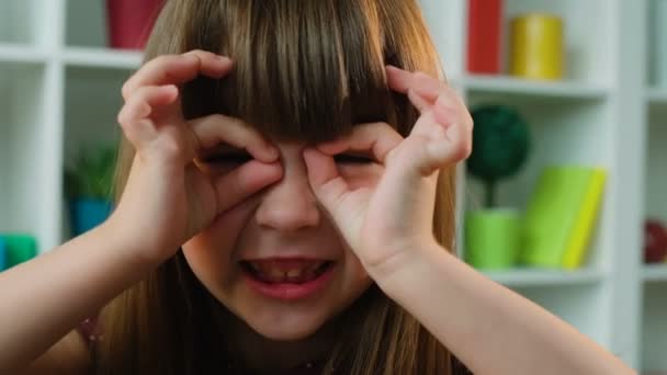 Schattig klein meisje maken funny faces, verschillende emoties op camera. Close-up — Stockvideo