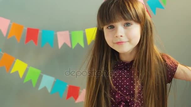 Hübsches kleines Mädchen tanzt auf Geburtstagsparty in die Kamera. Nahaufnahme — Stockvideo