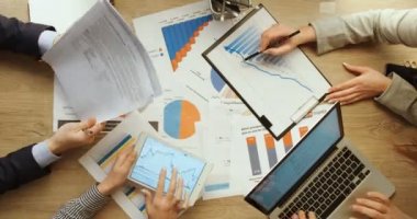 İş takım mali tablolar ve grafikler, işaret ve tablet ve laptop, defter, ofis ahşap büro yazma çalışma kontrol. Eller en iyi görünümü. Hızlı hareket. Zaman atlamalı. Takım çalışması