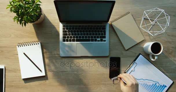 Geschäftsmann Hände arbeiten mit Laptop auf Bürotisch. Zeitraffer-Draufsicht. rotes Epos — Stockvideo