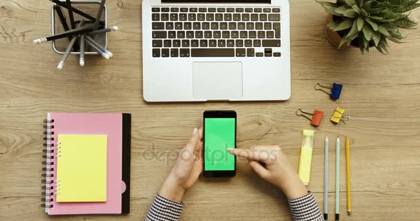 Manos arriba. Mujer usando su teléfono inteligente con pantalla verde, noticias de desplazamiento, fotos. Fondo de escritorio de oficina. En cámara lenta. épica roja — Vídeos de Stock