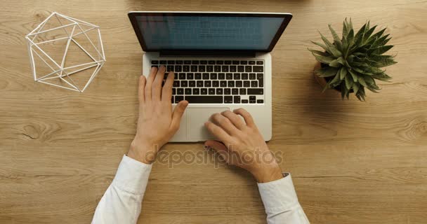 Homem de negócios trabalhando e escrevendo em laptop enquanto secretário trazendo e mostrando papéis. Escritório vista de fundo. Mãos em cima. Movimento lento. épico vermelho — Vídeo de Stock
