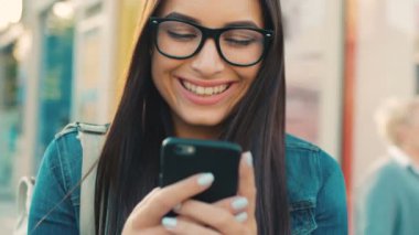 Kullanan mutlu güzel kadın