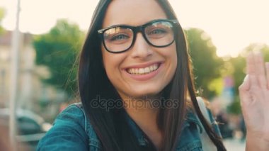 Görüntülü sohbet sahip genç çekici kadın arkadaşları, Aile ile görüntülü görüşme. Sallayarak ve kameraya konuşurken kadın. Yakın çekim