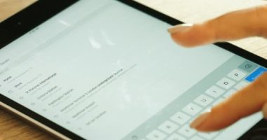 New York - 17 Ocak 2016: sosyal medya. Uber uygulama ile bir tablet cihaz app. sipariş Londra'da taksi ile doğrudan bir uber taksi sipariş dokunmatik ekran dokunarak kadın el kapat
