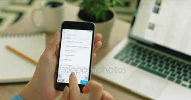 New York - 17 Ocak 2016: sosyal medya. Kadın el hücrenin dokunmatik ekran dokunarak bir uber sipariş taksi uber uygulama ile smartphone uygulama sipariş Londra'da taksi ile doğrudan kapat