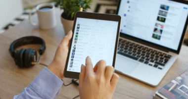 New York - 17 Ocak 2016: sosyal medya. Apple müzik app tablet aygıtı kullanan kadın. iPad. Eller kadın dokunarak ve seçme müzik jenres, şarkıcılar, gruplar