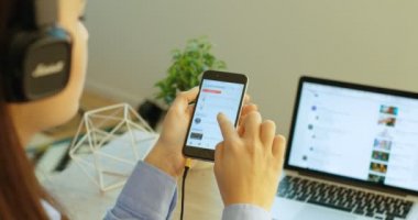 New York - 17 Ocak 2016: sosyal medya. Apple müzik app tablet aygıtı kullanan kadın. iPad. Eller kadın dokunarak ve seçme müzik jenres, şarkıcılar, bantları. Kadının şarkı. Arkadan Görünüm