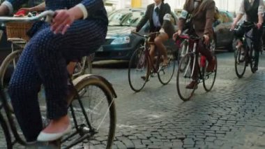Vienna, Avusturya - Nisan 2017 retro bisikleti Maratonu şehir sokaklarda yapıyor byciclists grup. İnsanlar onların bisiklet şehir yolda sürme.