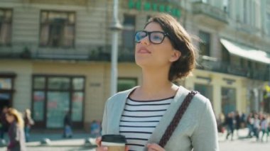 Şehir sokakta yürüme ve akıllı telefonu için doğru yönde seyir güzel ve genç birbayan. Yakın çekim