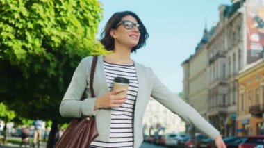 Bir taksi durdurmak için mutlu güzel kadın taksi şehrin sokak. Bir araba yakalamak için kadın el sallayarak