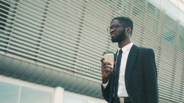 Bina ve kahve içme ofisine çekici siyah Afrika kökenli Amerikalı iş adamı. İş adamı moda balsck takım elbise ve kravat. yakın çekim