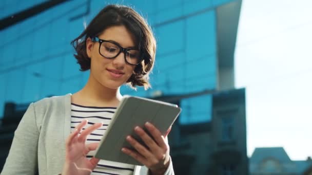 Joven mujer de negocios morena utilizando dispositivo de tableta en la calle urbana de la ciudad. De cerca. . — Vídeos de Stock