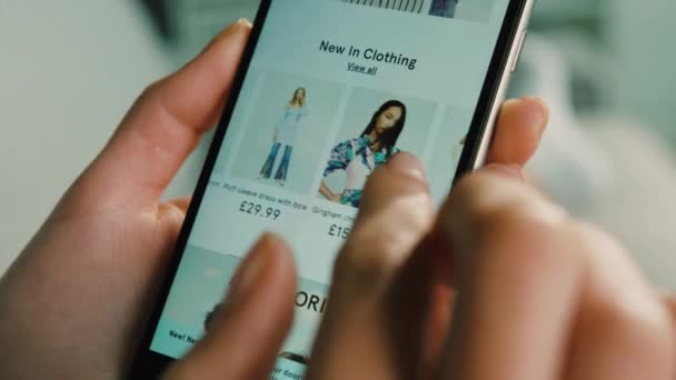 New York - 10 mars 2017: Kvinna händer smart telefon för online shopping liggandes i soffan i vardagsrummet. Närbild. — Stockvideo