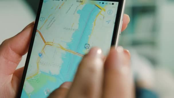 New York - 2017. március 10.: Nő segítségével a google Térkép app megtalálni a jövőbeli utazás érdekes. GPS. közelről. — Stock videók