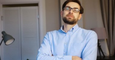 Yakışıklı busniss adam kameraya poz. Silah geçiş ve kameraya gülümseyen çekici adam.