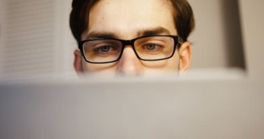 Laptop Office çalışma çekici genç iş adamı. Yakın çekim.