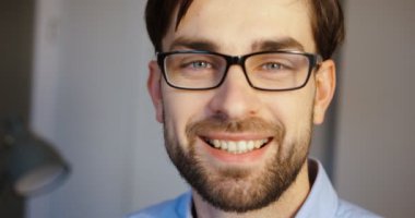 Kameraya gülümseyen genç adam. İş adamı poz. Yakın çekim.