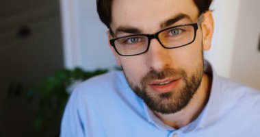 Genç adam kameraya poz. Gülümseyen iş adamı. Yakın çekim. Üstten Görünüm.