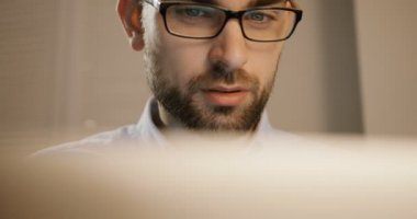 Laptop Office çalışma çekici genç iş adamı. İş adamı gözlük. Akıllı. Yakın çekim.