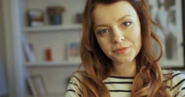 Güzel bir gülümseme ile çekici genç kadın portresi. Yakın çekim. Ağır çekim