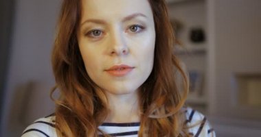 Güzel bir gülümseme ile çekici genç kadın portresi. Yakın çekim