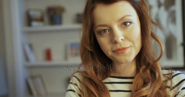아름 다운 미소와 함께 매력적인 젊은 여자의 초상화. 닫습니다. 슬로우 모션 — 비디오