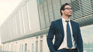 Gözlükleri çıkar alarak ve kameraya bakarak şık çekici işadamı portresi. Cheerfuly gülümseyen adam. yakın çekim