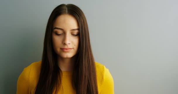 美丽的女人微笑和大笑到相机。年轻漂亮的女人，看看相机的画像。女人肖像。室内。近摄镜头。拍摄的肖像 — 图库视频影像