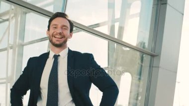 Farklı emitions gösterilen mutlu çekici bir iş adamı. Mutlu, fynny duygular. Ofis windows açık havada. yakın çekim