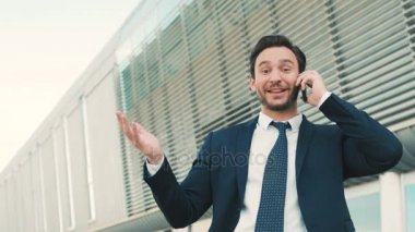 Güzel muhabbet cep telefonundan atlatmışsınız işadamı. İşitme iyi haber. Adam kameraya mutlu duyguları ile arıyorum. Açık atış. yakın çekim