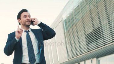 Güzel muhabbet cep telefonundan atlatmışsınız işadamı. İşitme iyi haber, mutlu bir adam. Açık atış. yakın çekim