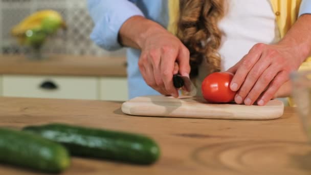 Primer plano de las manos del padre cortando el tomate, hija ayudar a cortar los ingredientes . — Vídeos de Stock