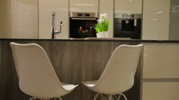 Vue De Lumière Cuisine élégante Dans Le Style Modern Avec Une Table En Bois Blanc Avec Chaises Blanches Gros Plan