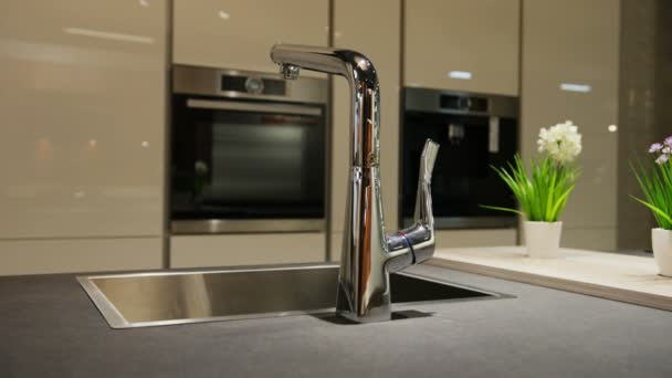 Parlatıcı beyaz şık lavabo mutfak modern tarzda görünümünü kapat. — Stok video