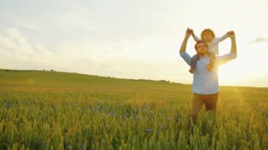 Mutlu baba ve küçük oğlu yeşil alanına sunset bulvarında yürürken omuzlarında. Yakın çekim