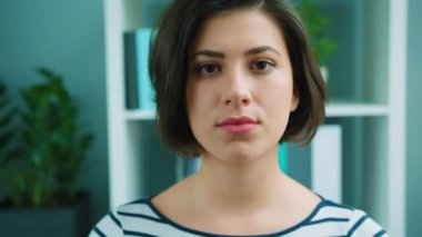 neşeli esmer kadın