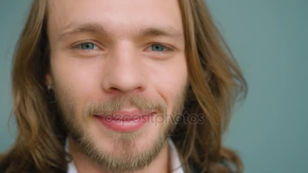 Portret van vrolijke jongeman zoekt de camera kijken en glimlachen. Close-up — Stockvideo