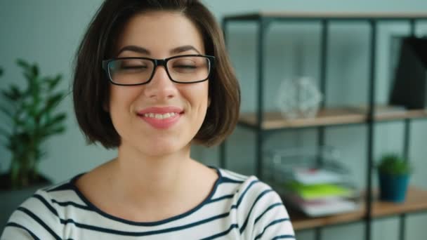 Mujer en gafas y camisa a rayas — Vídeos de Stock