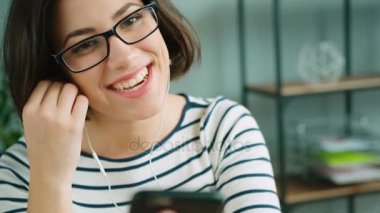 Kulaklıklar üzerinde koyarak kadın