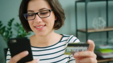 akıllı telefon kullanarak gözlüklü kadın