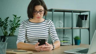 akıllı telefon kullanarak gözlüklü kadın